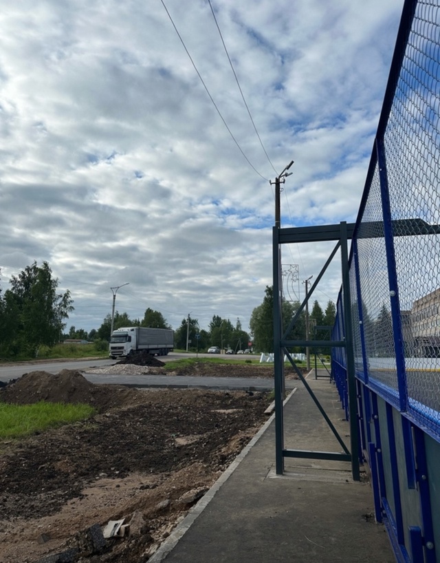 Хоккейная коробка в Окуловке строится ударными темпам...