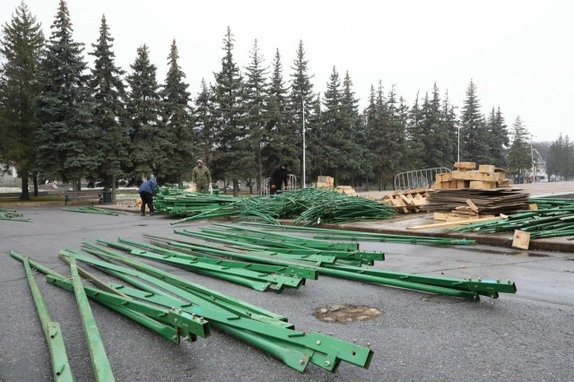 🎄На «Горсовете» в Уфе начали устанавливать 30-метрову?...