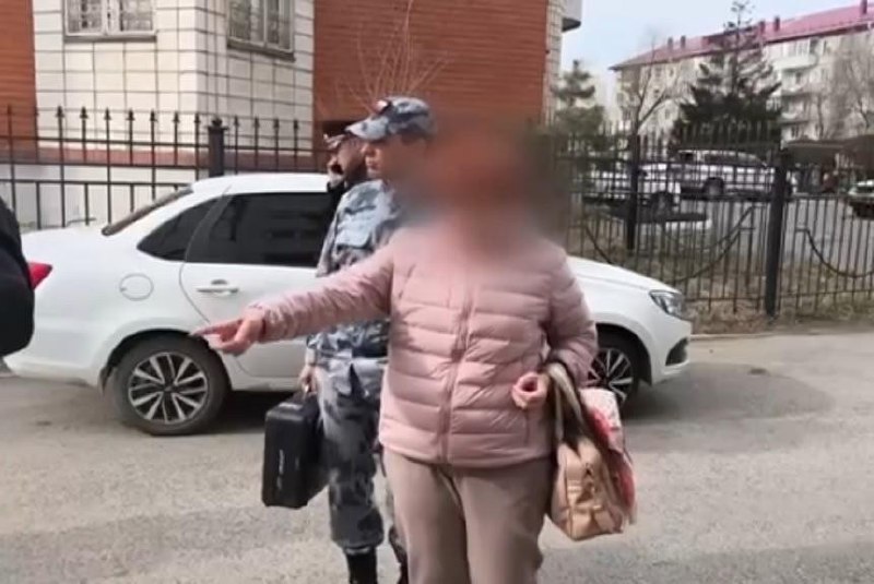 Омская пенсионерка лишилась трёх миллионов после отказа голосовать в чате дома.
65-летняя женщина з