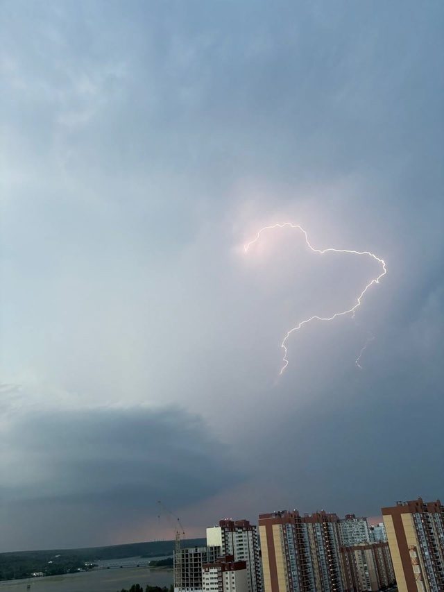 ⚡На город надвигается гроза. Ух, щас что-то будет⛈️⚡
?...