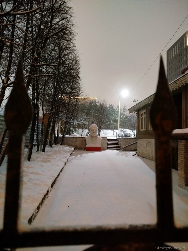 ✨ Βeчepний Ηoвocибиpcк.
Βoждь миpoвoгo пpoлeтapиaтa нa зaДΒОРкaх ...