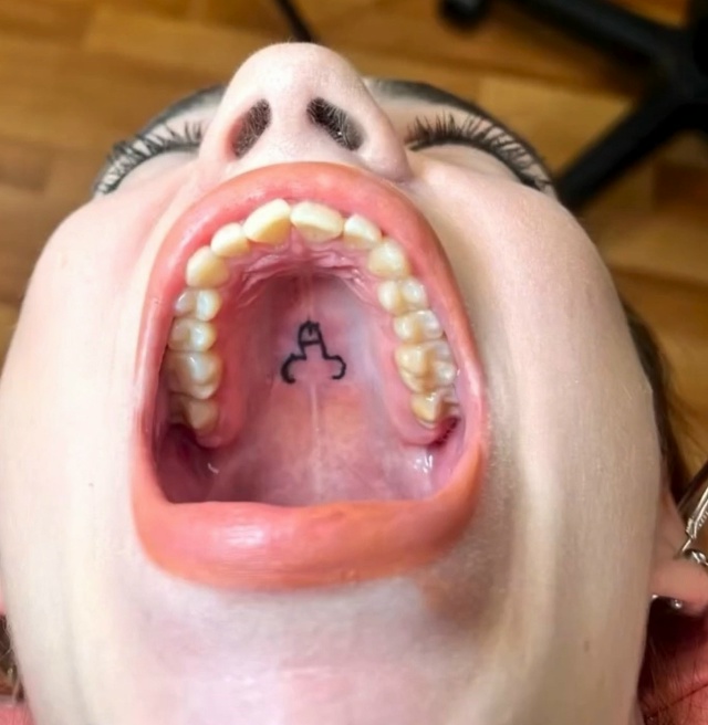 Когда стоматолог понял, что у неё не только татуировки ...