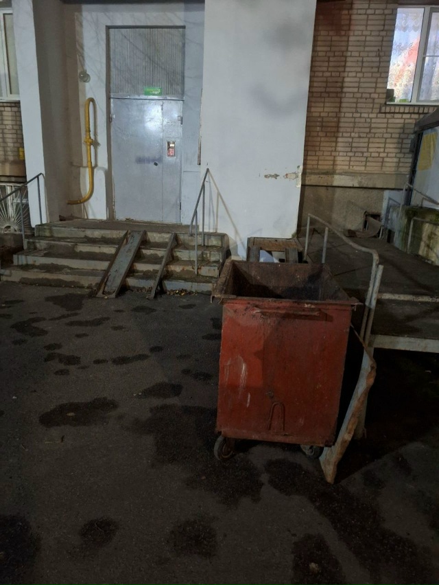 Как стояли грязные дырявые мусорные баки у домов, прям?...