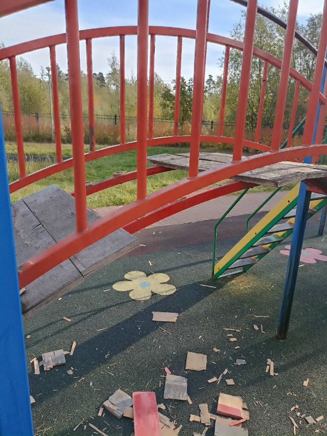 Сегодня ночью разломали детскую горку на стадионе гим?...