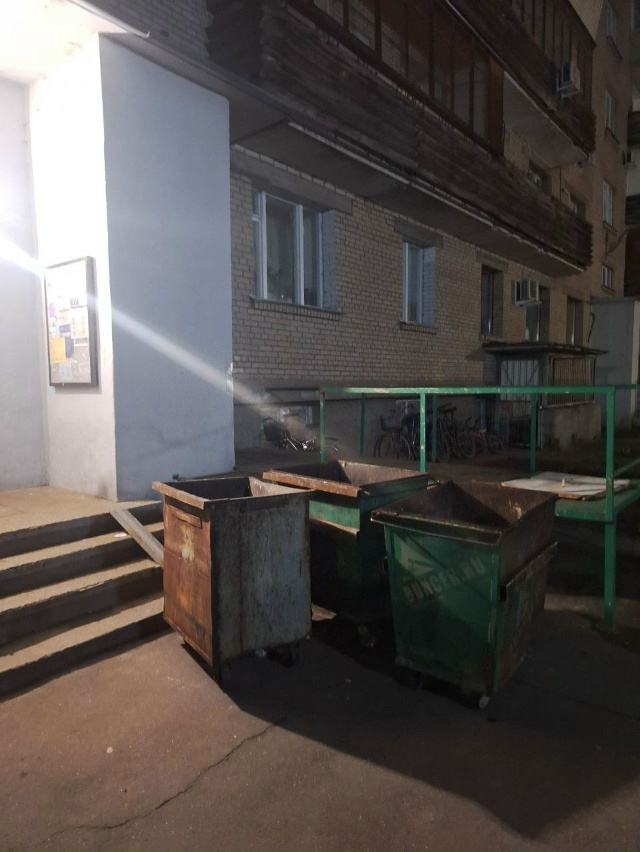 Как стояли грязные дырявые мусорные баки у домов, прям?...