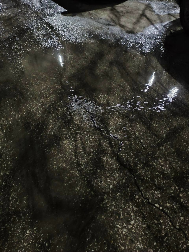 На Арцыбушевской у дома 3а наступила весна, потекли руч...