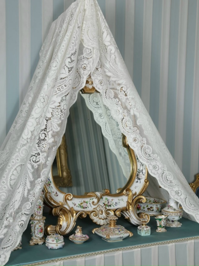 В России зеркалами стали украшать интерьеры лишь при П...