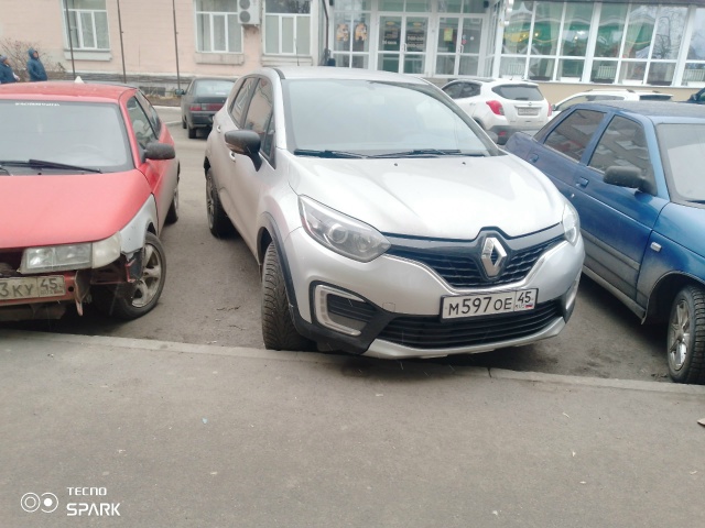 Если ты втиснулся между машинами, то выйди посмотри, а ?...