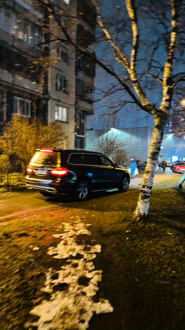 очередной заднепривод...й о**нь.
любитель покататься по ...