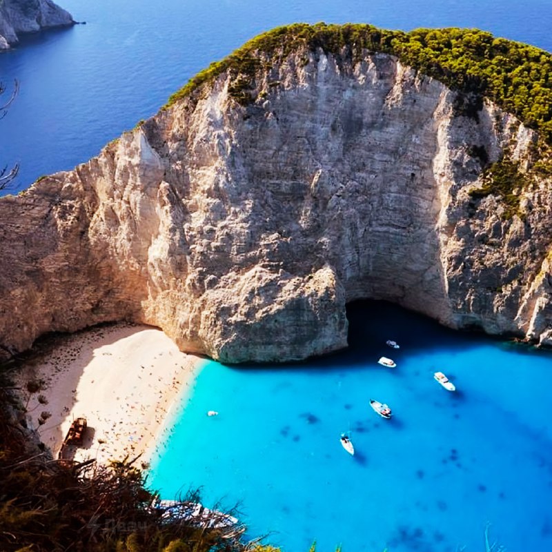 За переезд на греческий остров Андикитира дают бесплатную хату и 1,5 миллиона рублей
Сейчас там жив