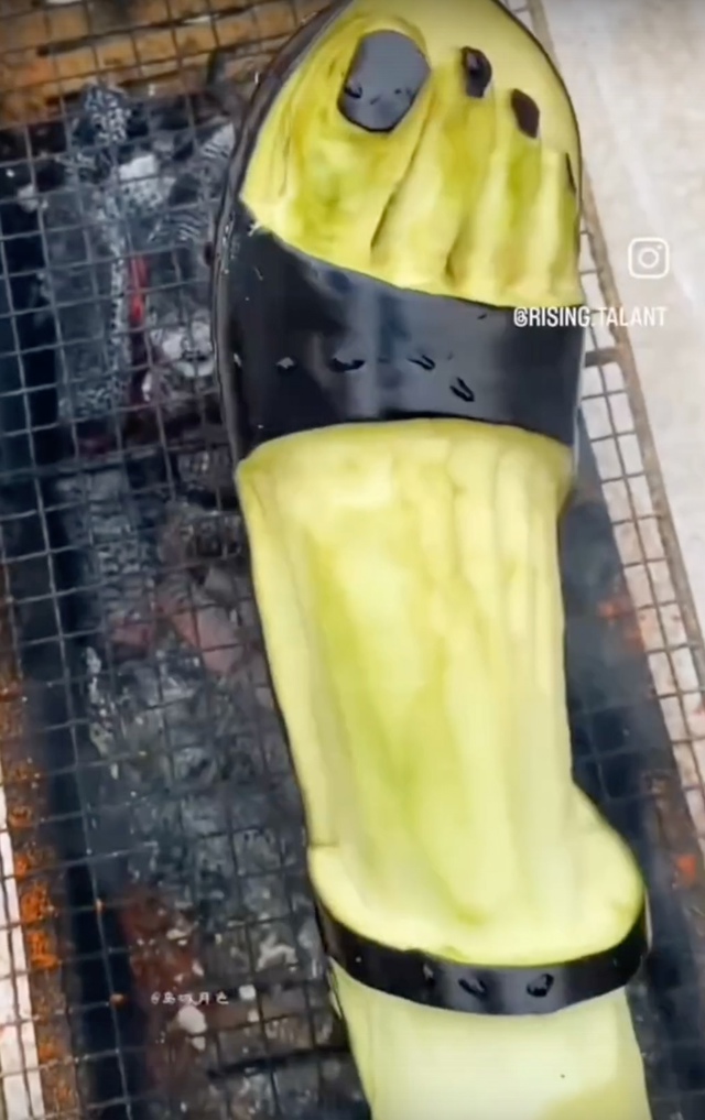 Просто шедевр! Ужасно красиво, особенно маникюр 🤣
