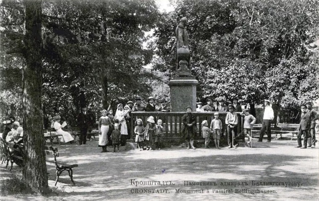 Старый Кронштадт 🏰
У памятника, 1910–1914 год.