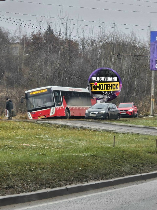 На Маршала Еременко Автобус №50 решил объехать пробку ?...