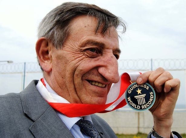 Самый длинный нос в мире - 8,8 см от лба до кончика - прина...