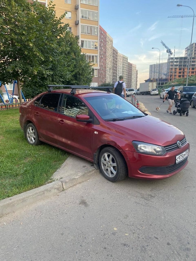 Гений парковки🤦‍♂
Спешил, наверное…