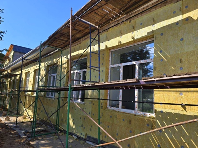 В Колычевской школе начали монтировать вентилируемый ...