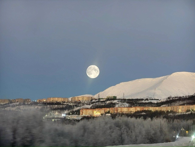 Какая невероятно красивая луна над Кировском и Хибина?...