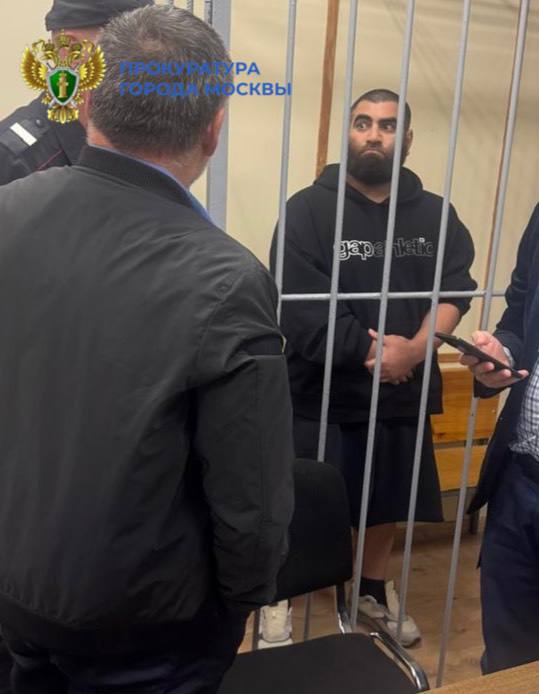Группа поддержки Арсена Маркаряна в суде — мама, сестра, друг и несколько девушек. Все они принесли