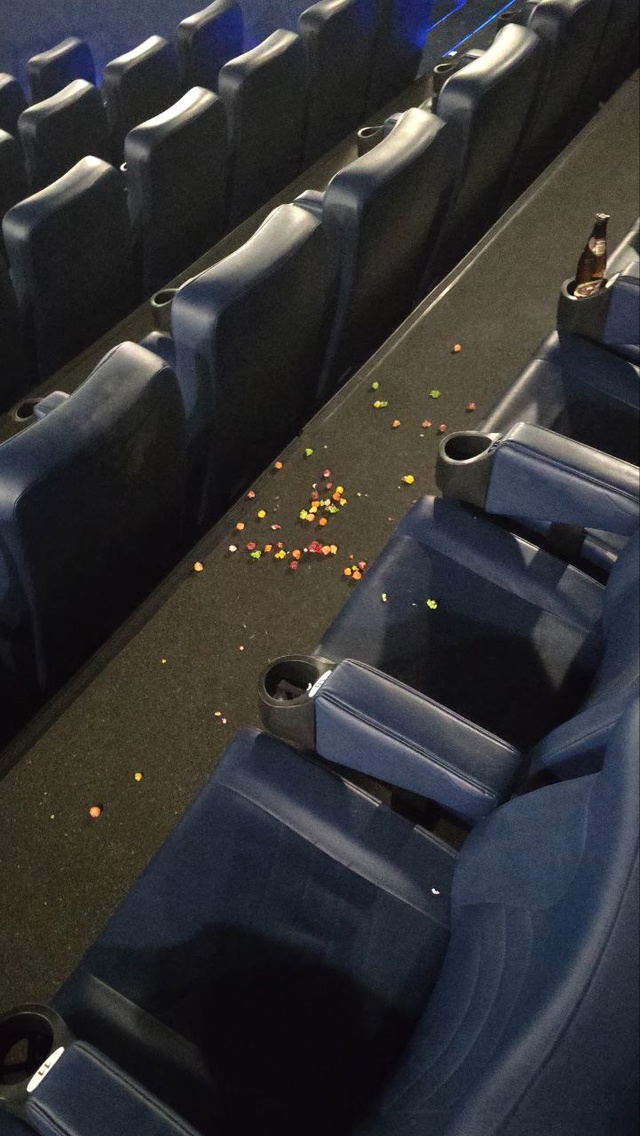 В пятницу 11.07 были в кино в 19:30 на сеансе.
Таких свиней д...