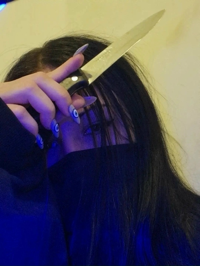 21-летнюю петербурженку с ножом и в неадекватном состоя...