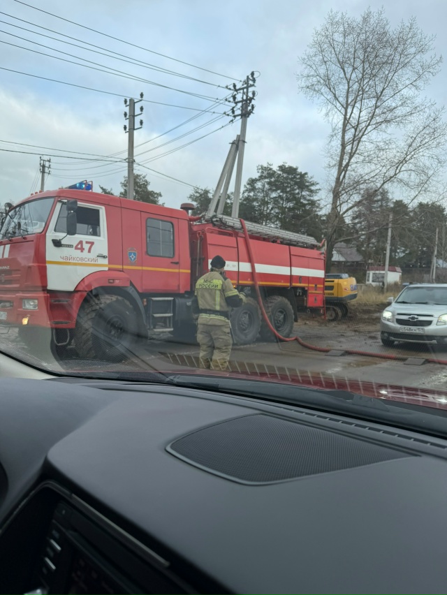 Топит светлушку, переливают воду через дамбу