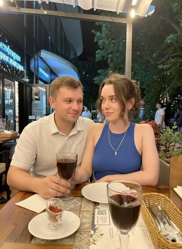 Девушка попросила убрать мужика с фото, после чего в комментариях начался сущий Ад.
Нейросети созд