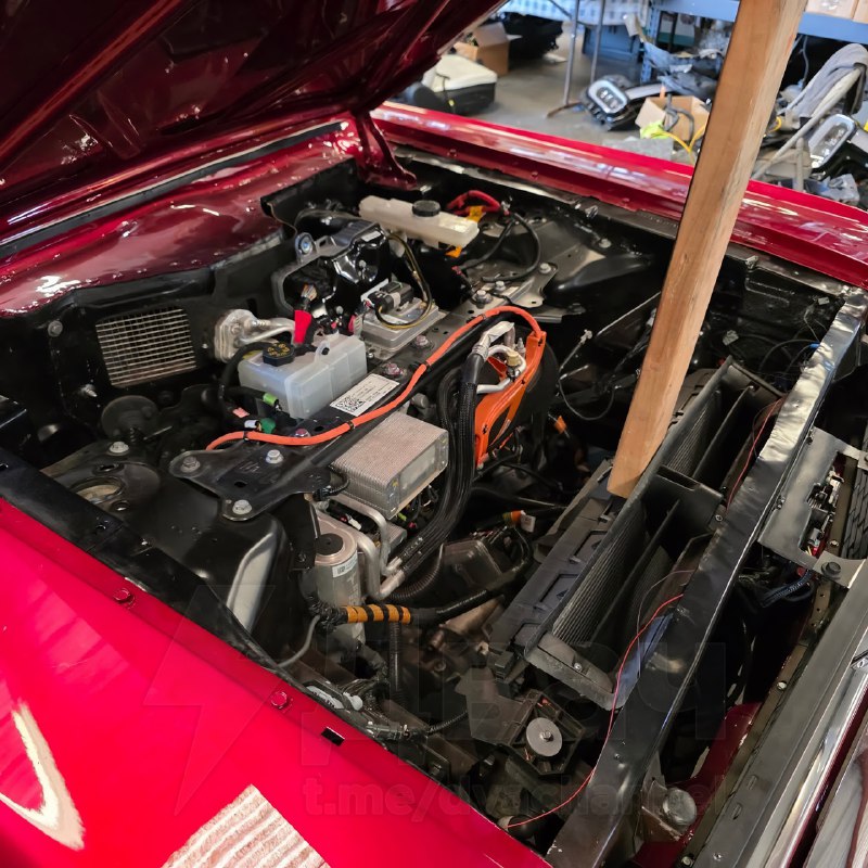 Нееет: чел превратил «Мустанг» 1966 года в… Tesla и даже оставил автопилот и функцию удалённого вызо