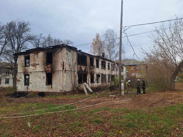 До 12 часов дня пожарные тушили в Чайковском расселенны...