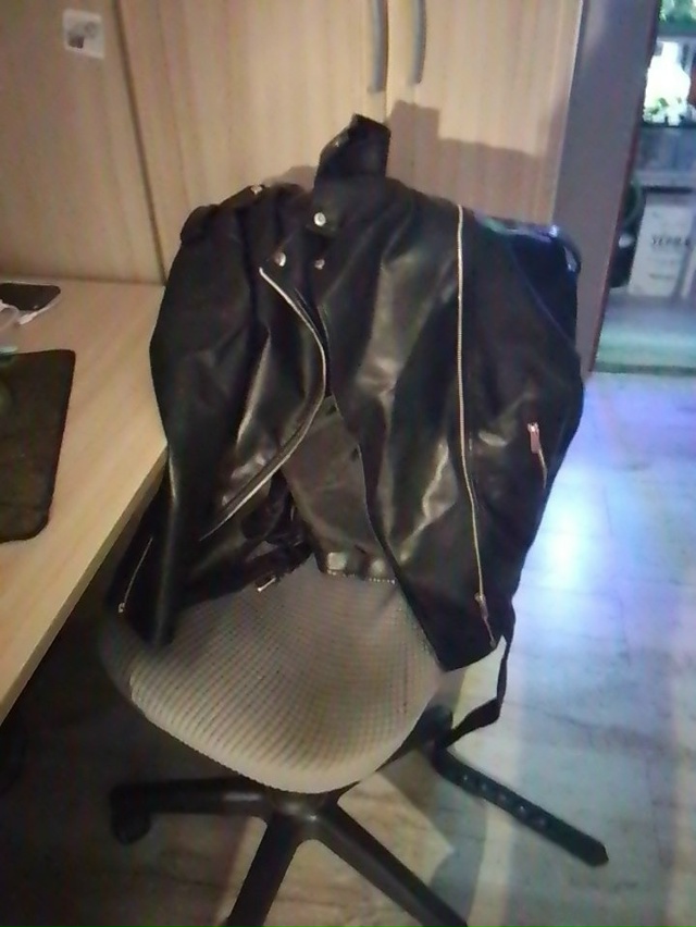 На улице мира 60.А в столовой сытый батя найдена куртка ?...