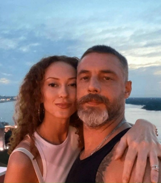 От Антона Батырева ушла четвертая жена...
Анна Савелье?...