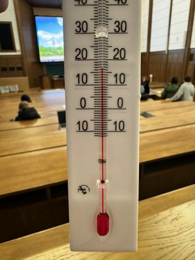 🥶 Студенты МГУ приходят на лекции с обогревателями! В ...