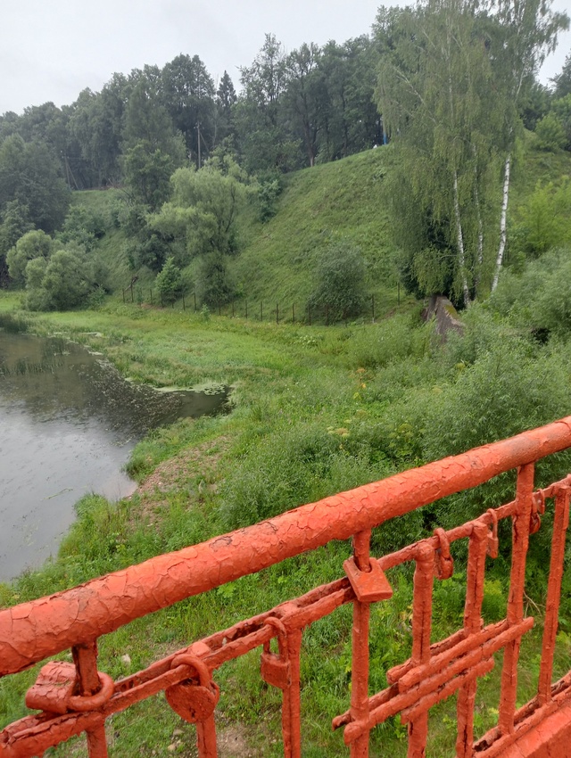 Что за уродство под городком!? Забор! Зачем?