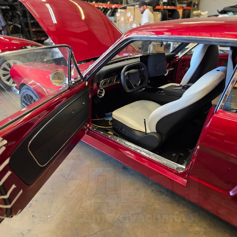 Нееет: чел превратил «Мустанг» 1966 года в… Tesla и даже оставил автопилот и функцию удалённого вызо