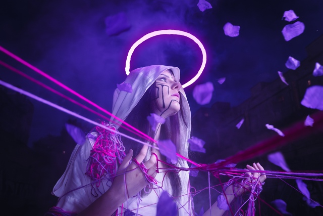 Чуть дыша смотрел в зеркала
Видел то что скрыто от мира...