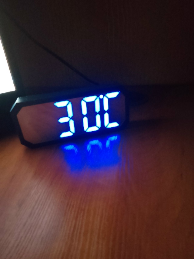 Что творится этой зимой, в комнате + 30,окно не открыть с?...