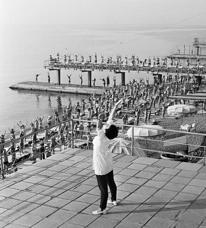 🏖 Утренняя зарядка на лечебном пляже Ялты, 1977 год.
Воз?...