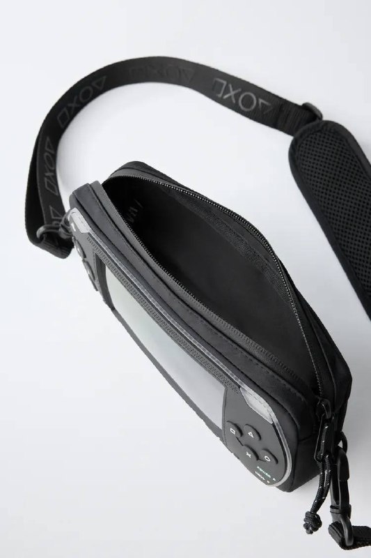 Zara выпустила сумку в виде The PlayStation Portable
Передняя часть повторяет форму портативной кон