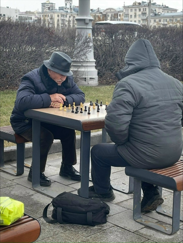 Всем знакомое место в городе, где в любую погоду кипит ?...