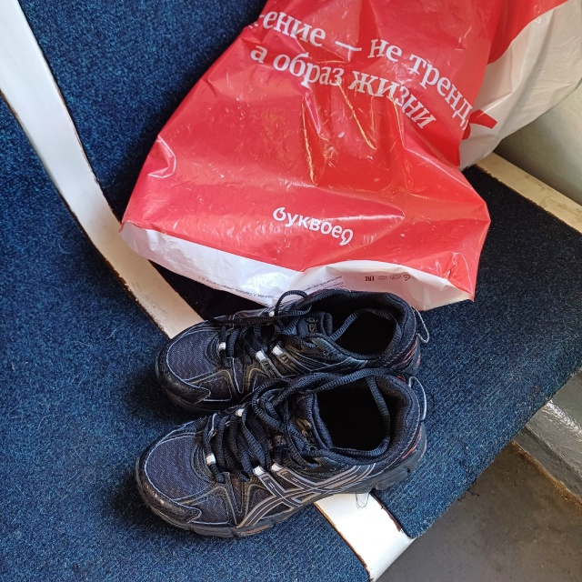 Передали на вокзал г Волхов.