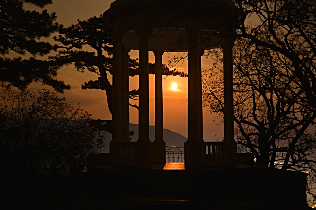 Серебряная беседка ночью и при восходе Луны над всем п?...