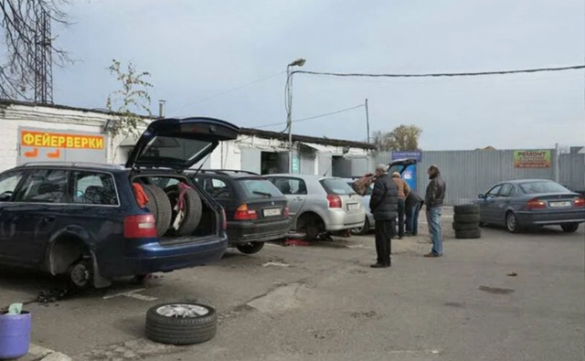 Не понимаю тех мужчин, кто сам не в силах сменить колес?...