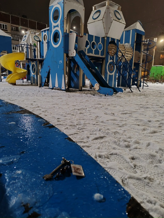 Найдены ключи. Находятся на скамейке на детской площад...