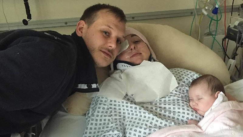 Американка попала в больницу с переломом двух позвонков из-за того, что сильно зевнула. Врачи говори