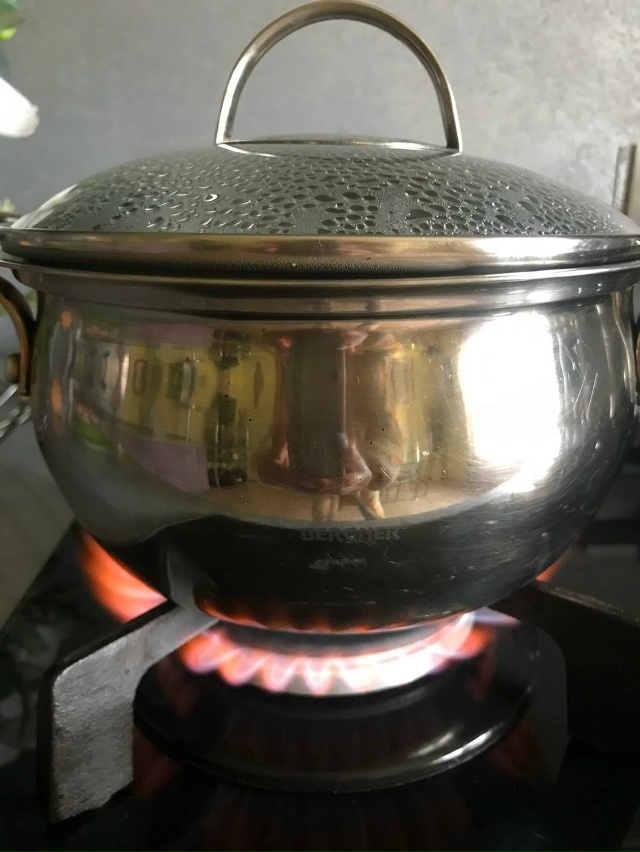 Вот такой красный газ. Что маркетинговый ход, платим бо...