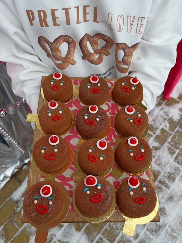 Божечки, OMG Coffee показали новогодние десерты — они появятся на витринах кофеен уже во вторник.
М