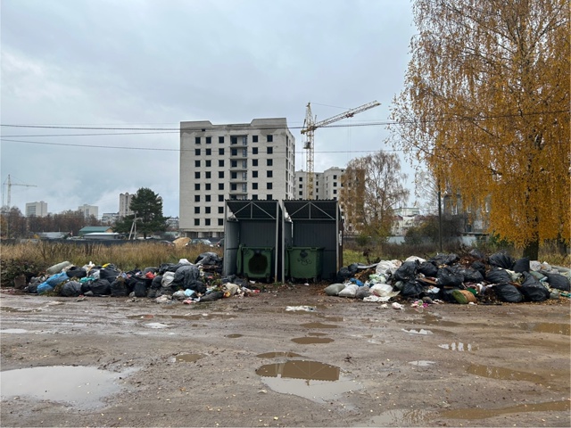 ⚡ Больше месяца не вывозился мусор
На улице Лиственна...