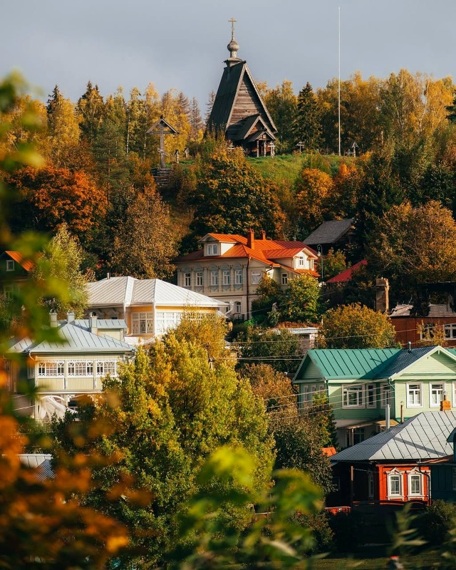 Осень в России⁠⁠
без помойных холодно-синих голливуд...