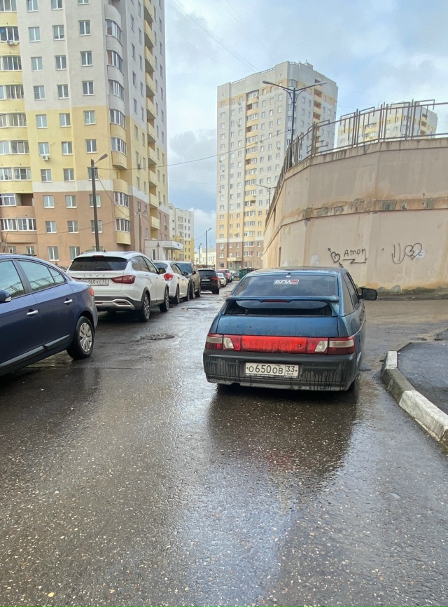 Что в голове у малолетки, который так бросает свое дыря...