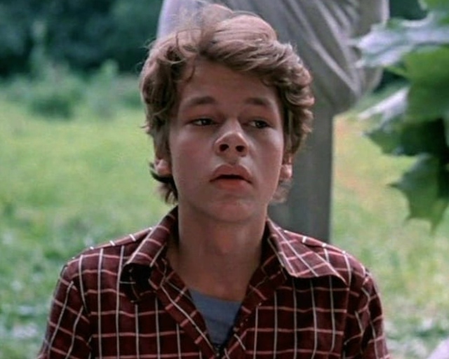 Школьники Роман и Катя тянутся друг к другу со всей без...