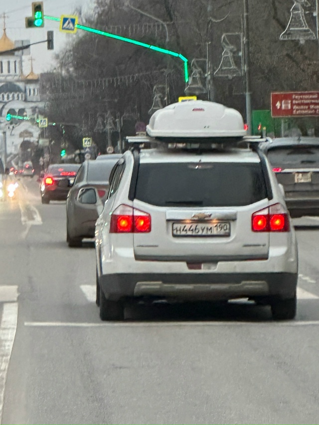 Сегодня данная машина Шевроле белая, задела мою машину...